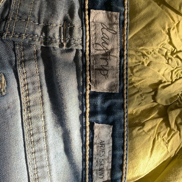 this are low rise the buckle jeans - Picture 1 of 6